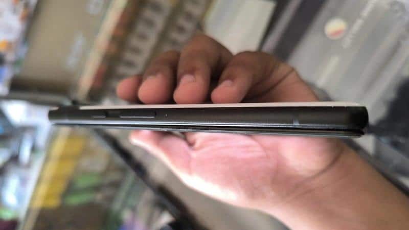 Pixel 6a: Swollen battery shatters screen, poses safety risk