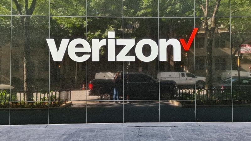 AT&T, Verizon: Tariff costs to be passed on to customers