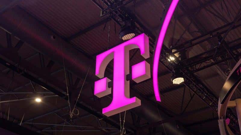 T-Mobile gains customers, Wall Street unimpressed