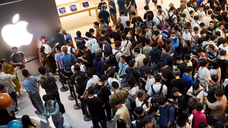 Apple-overhauls-iPhone-launch-strategy